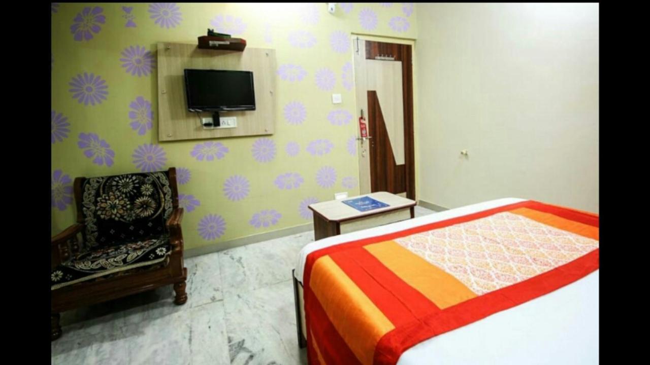 Hotel Honey Bunny Ahmedabad Eksteriør billede