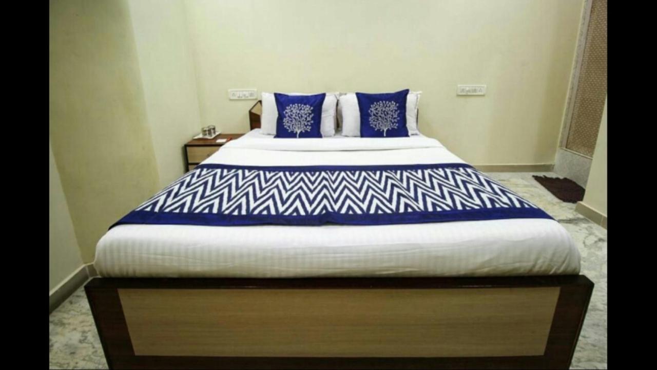Hotel Honey Bunny Ahmedabad Eksteriør billede